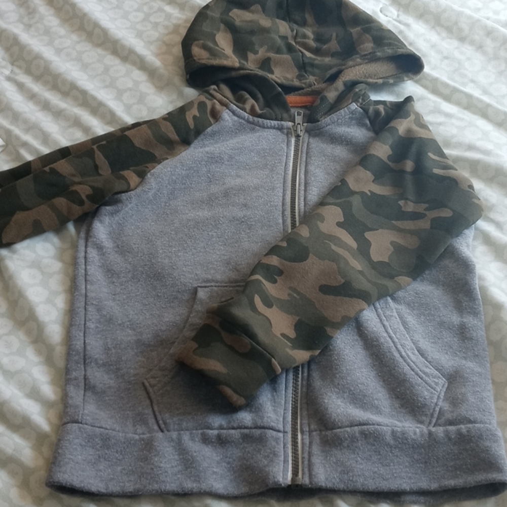 BOGO free. EUC Old Navy camo sweater